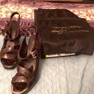 Donald J Pliner Expresso heels/small cross body